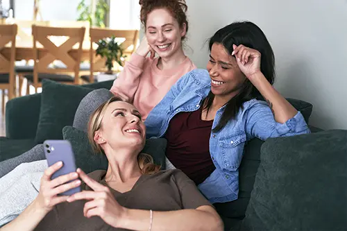 Femme souriante profitant de l’été, symbole de confiance et de soutien