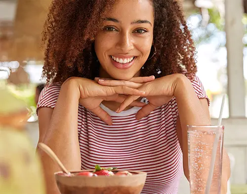 Femmes souriantes profitant d’un moment en extérieur